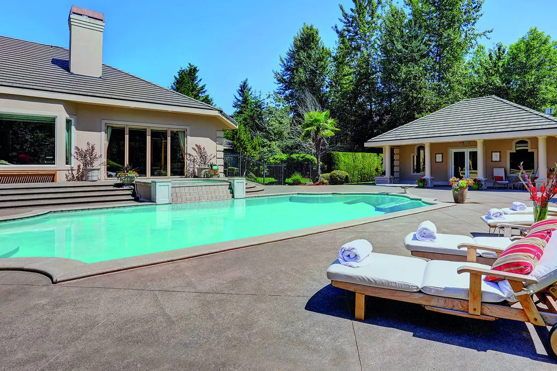 Casa con impresionante piscina cubierta con hormigón estampado. Casa con impresionante piscina cubierta con hormigón estampado.